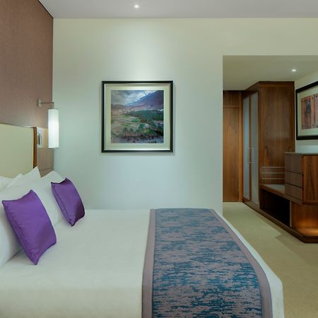 Crowne Plaza Muscat Ocec By Ihg Hotell Exteriör bild