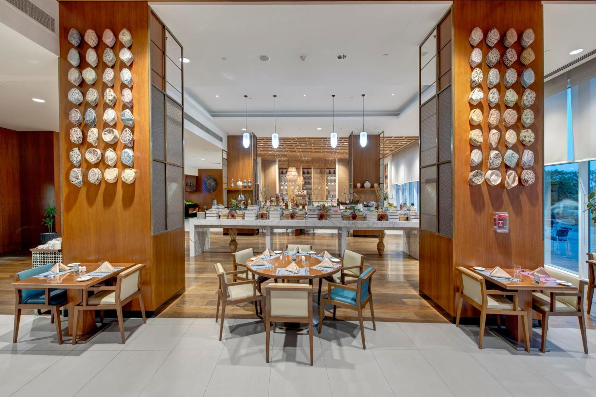 Crowne Plaza Muscat Ocec By Ihg Hotell Exteriör bild